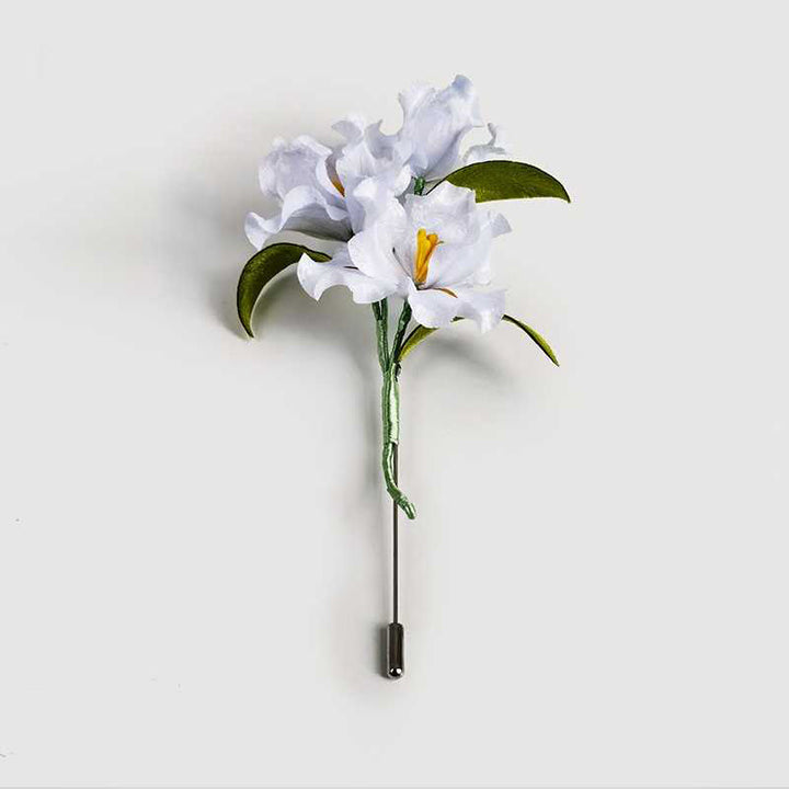 Broche de flor de lirio blanco de seda morera con flores de terciopelo hechas a mano con Buddha Stones