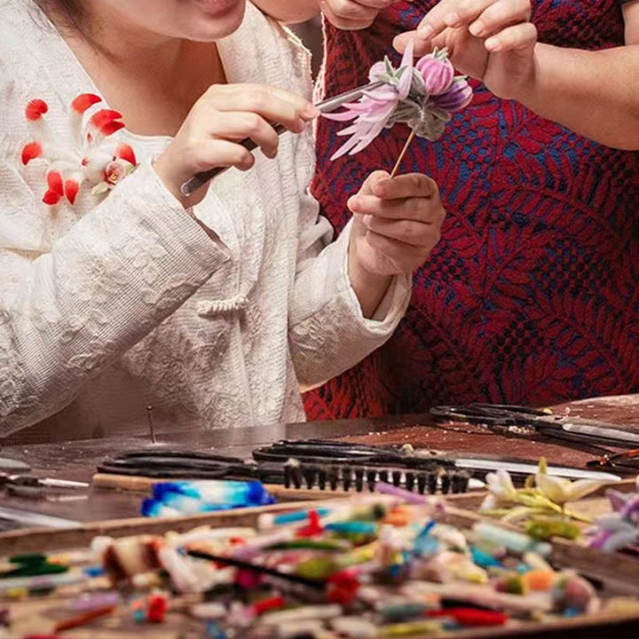 Broche para el pelo con forma de pez koi rojo y flores de terciopelo de Yangzhou hecho a mano con Buddha Stones