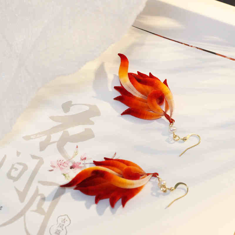 Pendientes colgantes de plumas rojas de seda morera con flores de terciopelo y cobre bañado en oro de 14 quilates hechos a mano con Buddha Stones