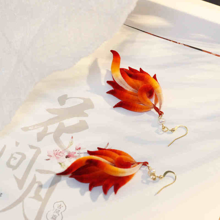 Pendientes colgantes de plumas rojas de seda morera con flores de terciopelo y cobre bañado en oro de 14 quilates hechos a mano con Buddha Stones