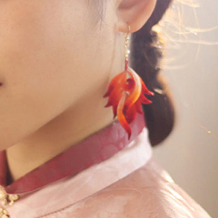 Pendientes colgantes de plumas rojas de seda morera con flores de terciopelo y cobre bañado en oro de 14 quilates hechos a mano con Buddha Stones