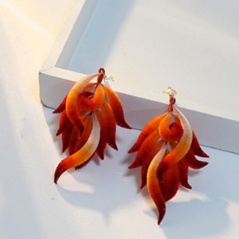 Pendientes colgantes de plumas rojas de seda morera con flores de terciopelo y cobre bañado en oro de 14 quilates hechos a mano con Buddha Stones