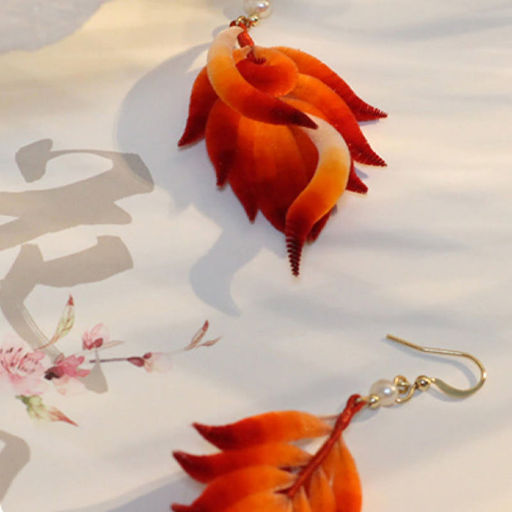 Pendientes colgantes de plumas rojas de seda morera con flores de terciopelo y cobre bañado en oro de 14 quilates hechos a mano con Buddha Stones
