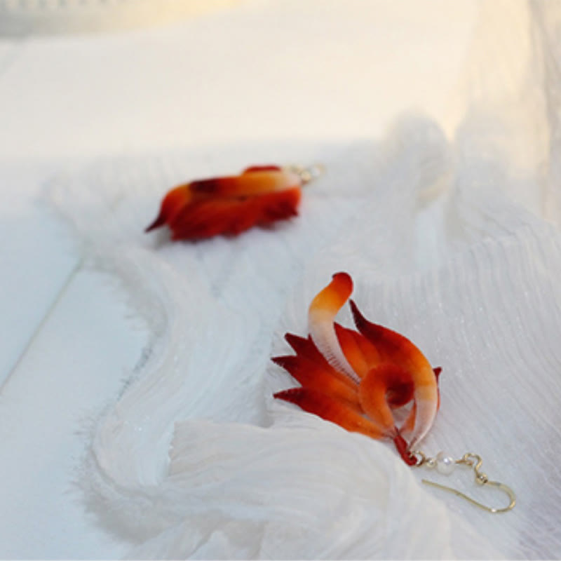 Pendientes colgantes de plumas rojas de seda morera con flores de terciopelo y cobre bañado en oro de 14 quilates hechos a mano con Buddha Stones