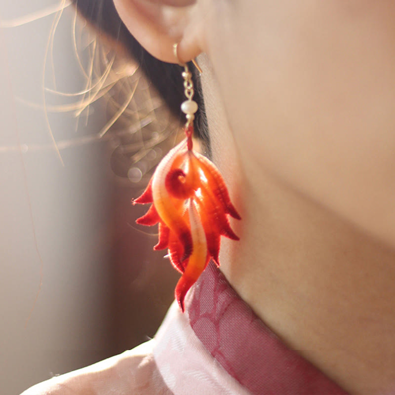 Pendientes colgantes de plumas rojas de seda morera con flores de terciopelo y cobre bañado en oro de 14 quilates hechos a mano con Buddha Stones