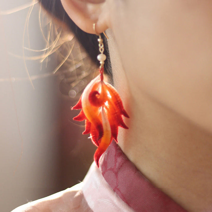Pendientes colgantes de plumas rojas de seda morera con flores de terciopelo y cobre bañado en oro de 14 quilates hechos a mano con Buddha Stones