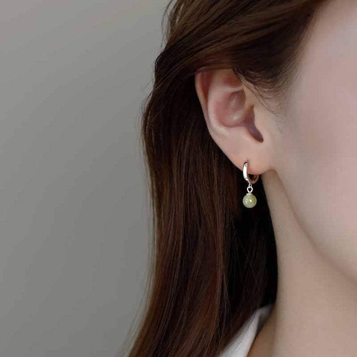Pendientes de prosperidad con cuentas redondas de jade y Buddha Stones