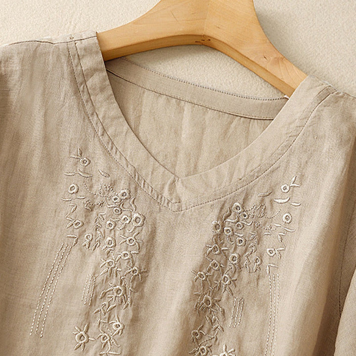 Camisa informal de manga corta con cuello en V y diseño floral bordado con Buddha Stones para mujer. - image 14