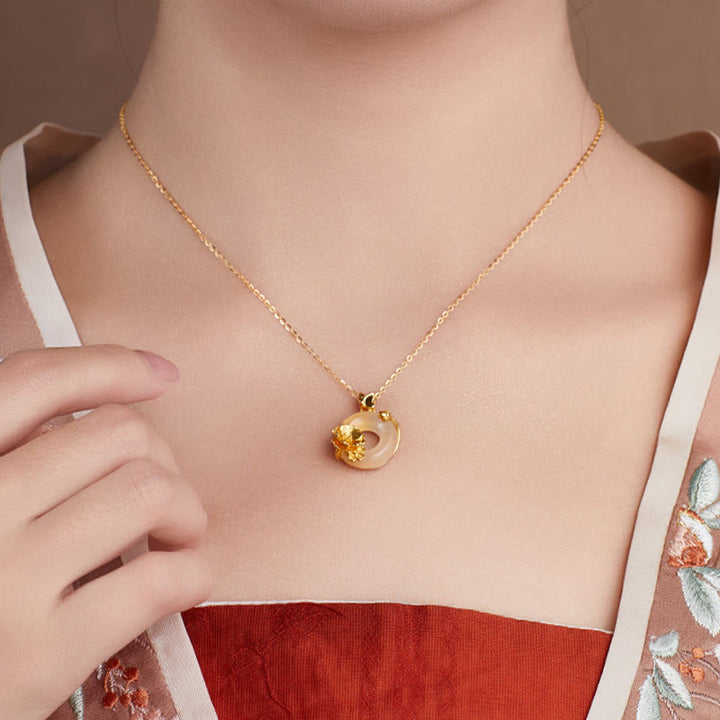 Colgante con forma de mariposa y flor de durazno en plata de Buddha Stones 925 natural con calcedonia blanca y hebilla de la paz - image 3