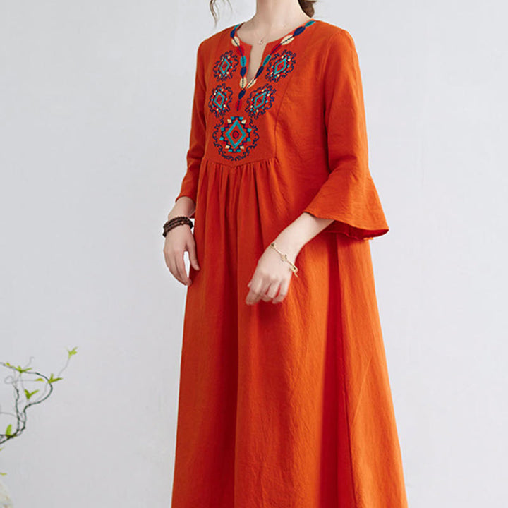 Vestido midi informal de lino y algodón con cuello en V y mangas tres cuartos con estampado floral bordado de Buddha Stones - image 13
