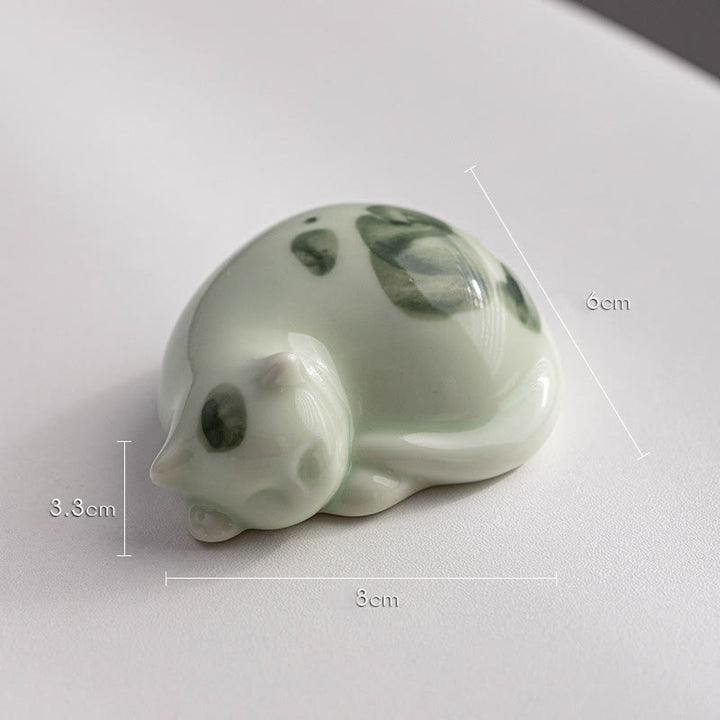 Figura decorativa de cerámica con forma de gato durmiendo de pie, con Buddha Stones y un adorable gatito de la suerte. - Gato verde durmiendo 8*6*3,3 cm - image 17