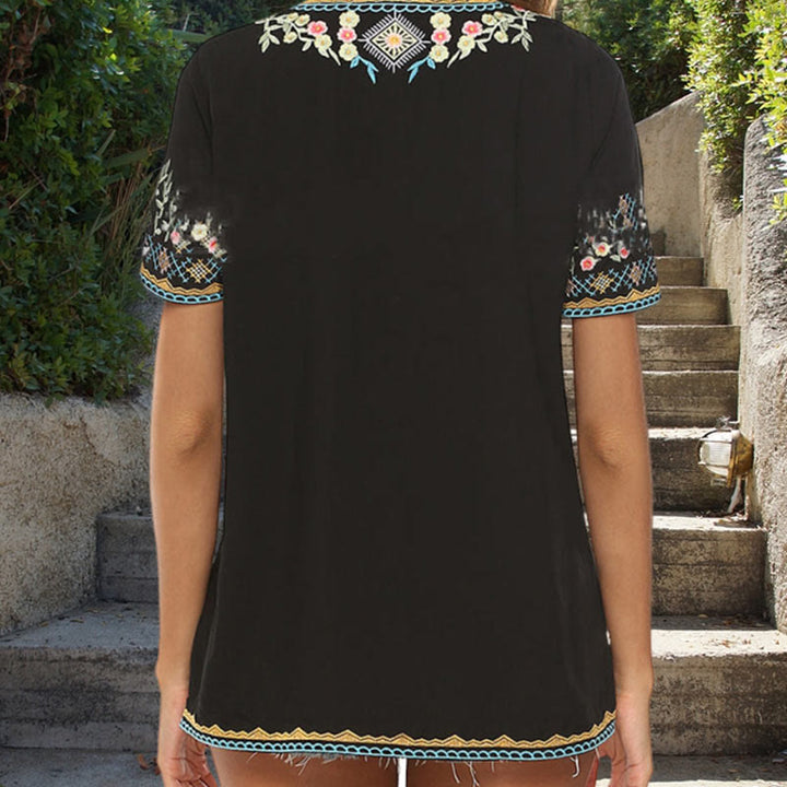 Camiseta de algodón para mujer con cuello en V y manga corta con diseño floral bordado de Buddha Stones - image 15