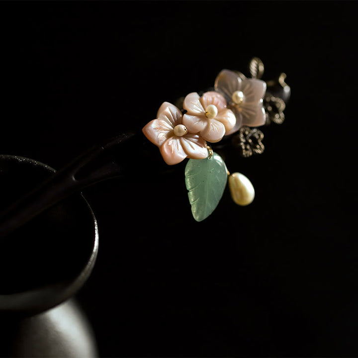 Horquilla con bendición de hojas, flores y conchas de ébano con Buddha Stones