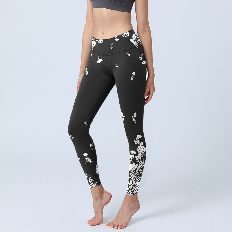 Leggings de yoga para mujer con estampado de pétalos dispersos en negro y Buddha Stones - Negro - US18，UK/AU22，EU50 (4XL) - image 1
