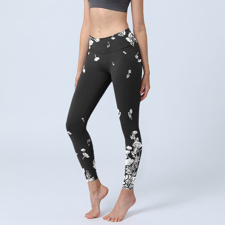Leggings de yoga para mujer con estampado de pétalos dispersos en negro y Buddha Stones - Negro - US18，UK/AU22，EU50 (4XL) - image 1