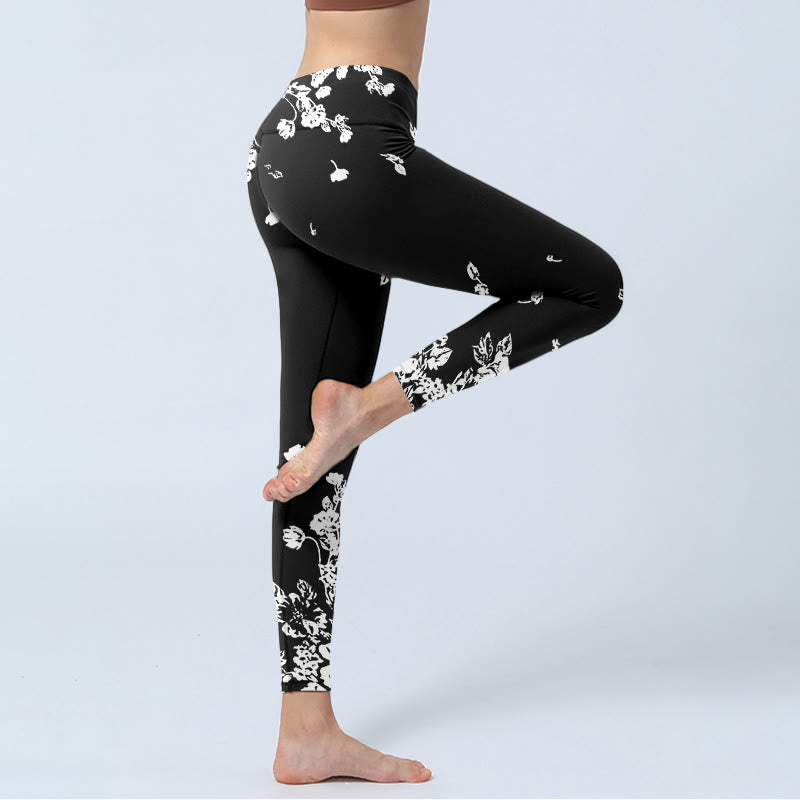 Leggings de yoga para mujer con estampado de pétalos dispersos en negro y Buddha Stones - image 5