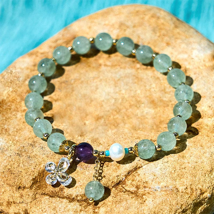 Pulsera con dije de mariposa de cuarzo fresa natural y cuarzo fresa verde de Buddha Stones