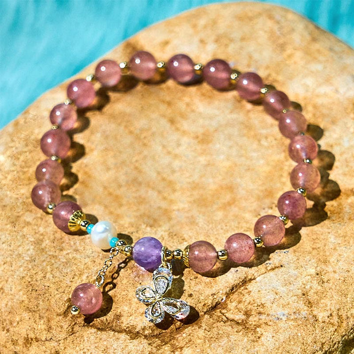 Pulsera con dije de mariposa de cuarzo fresa natural y cuarzo fresa verde de Buddha Stones