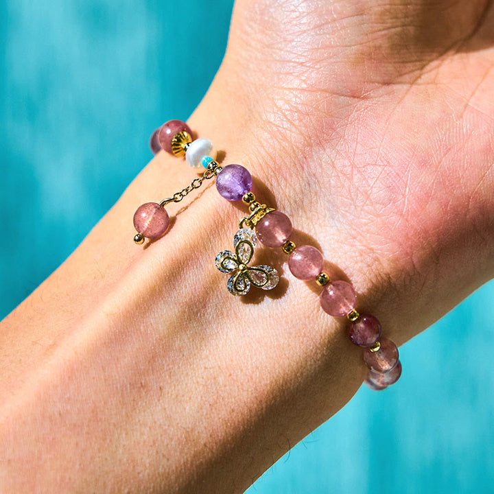 Pulsera con dije de mariposa de cuarzo fresa natural y cuarzo fresa verde de Buddha Stones