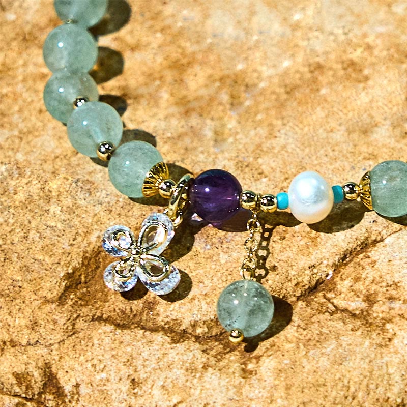 Pulsera con dije de mariposa de cuarzo fresa natural y cuarzo fresa verde de Buddha Stones