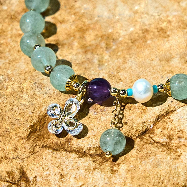 Pulsera con dije de mariposa de cuarzo fresa natural y cuarzo fresa verde de Buddha Stones