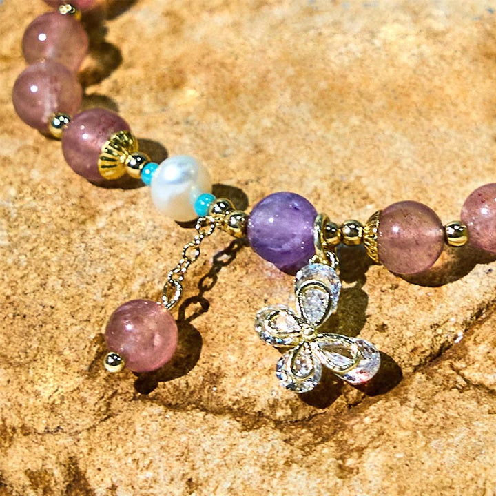 Pulsera con dije de mariposa de cuarzo fresa natural y cuarzo fresa verde de Buddha Stones