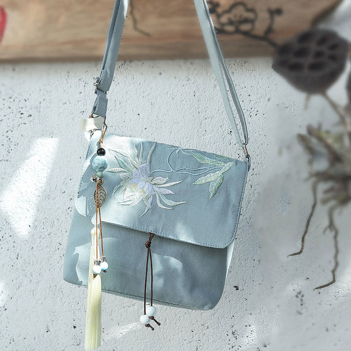 Bolso bandolera de lino y algodón con epifilo azul claro bordado con Buddha Stones