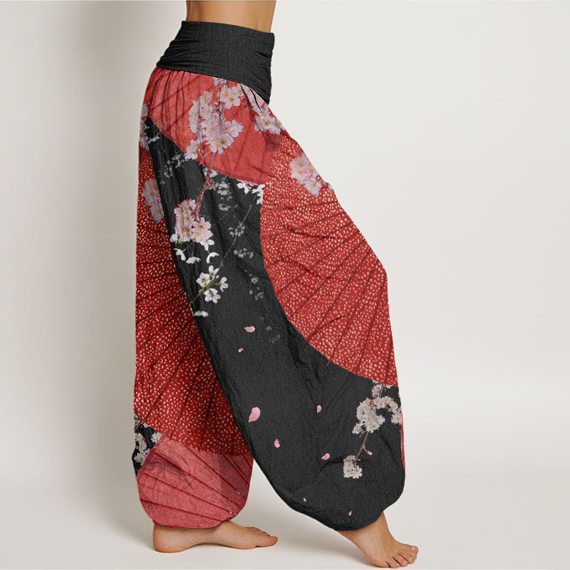Pantalones bombachos de cintura elástica para mujer, estilo informal, de algodón rojo con estampado de flores de Buddha Stones y paraguas de papel aceitado rojo. - image 9