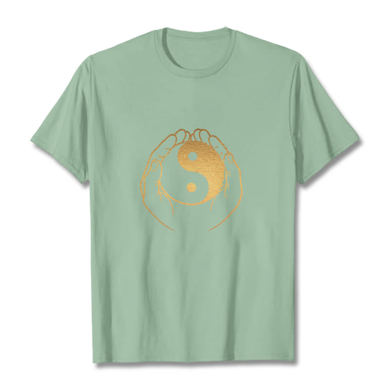 Camiseta con manos de Buddha Stones sosteniendo un Yin Yang dorado - Verde pálido - 2XL - image 14