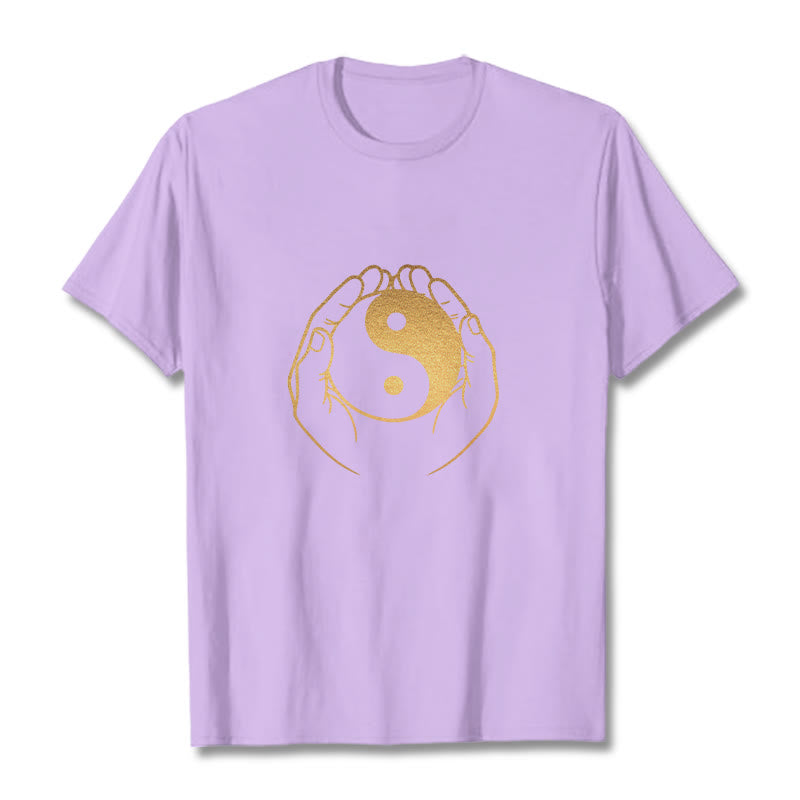 Camiseta con manos de Buddha Stones sosteniendo un Yin Yang dorado - Ciruela - 2XL - image 19