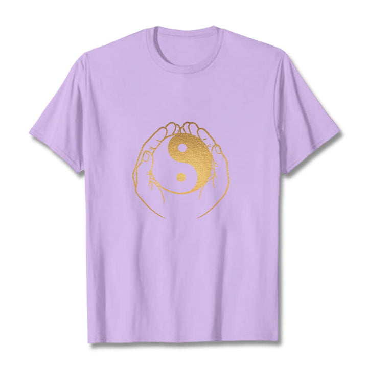 Camiseta con manos de Buddha Stones sosteniendo un Yin Yang dorado - Ciruela - 2XL - image 18