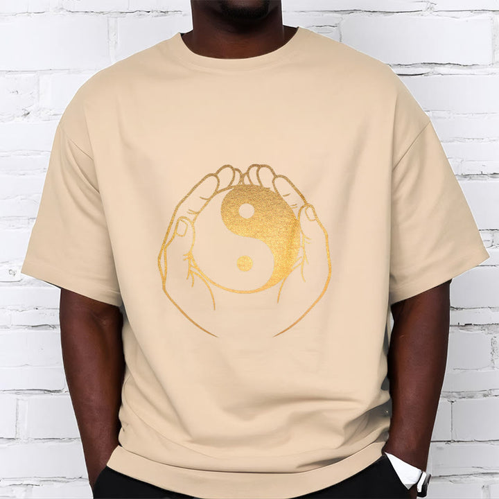 Camiseta con manos de Buddha Stones sosteniendo un Yin Yang dorado - image 13