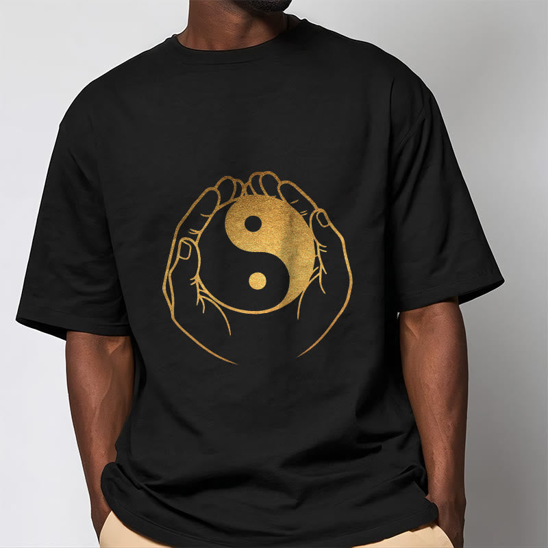 Camiseta con manos de Buddha Stones sosteniendo un Yin Yang dorado - image 1