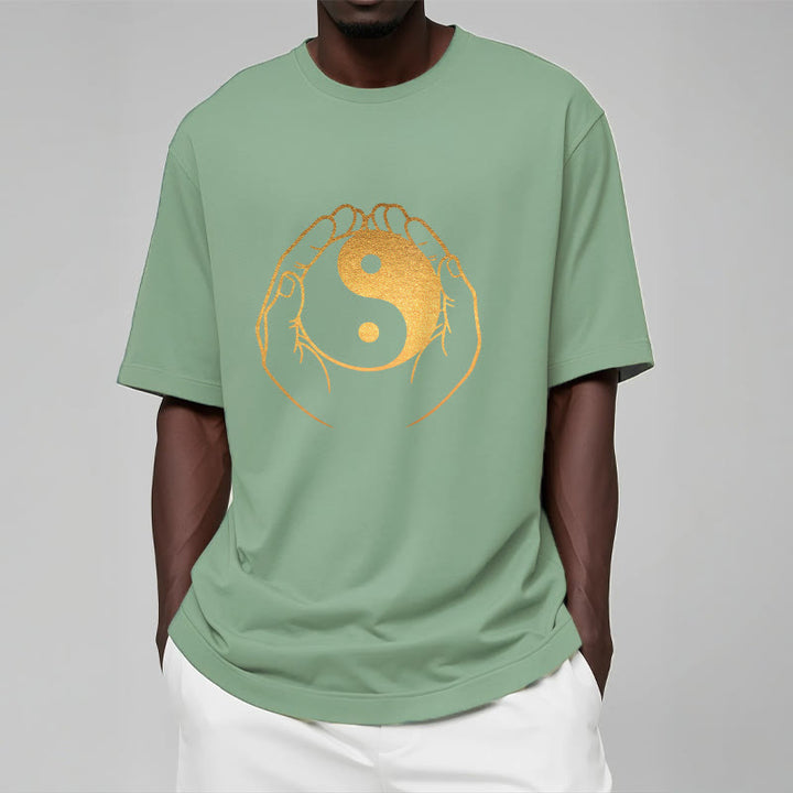 Camiseta con manos de Buddha Stones sosteniendo un Yin Yang dorado - image 16