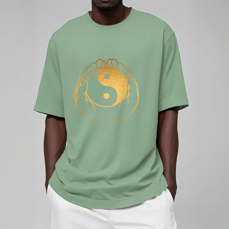 Camiseta con manos de Buddha Stones sosteniendo un Yin Yang dorado - image 15