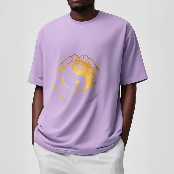 Camiseta con manos de Buddha Stones sosteniendo un Yin Yang dorado - image 19