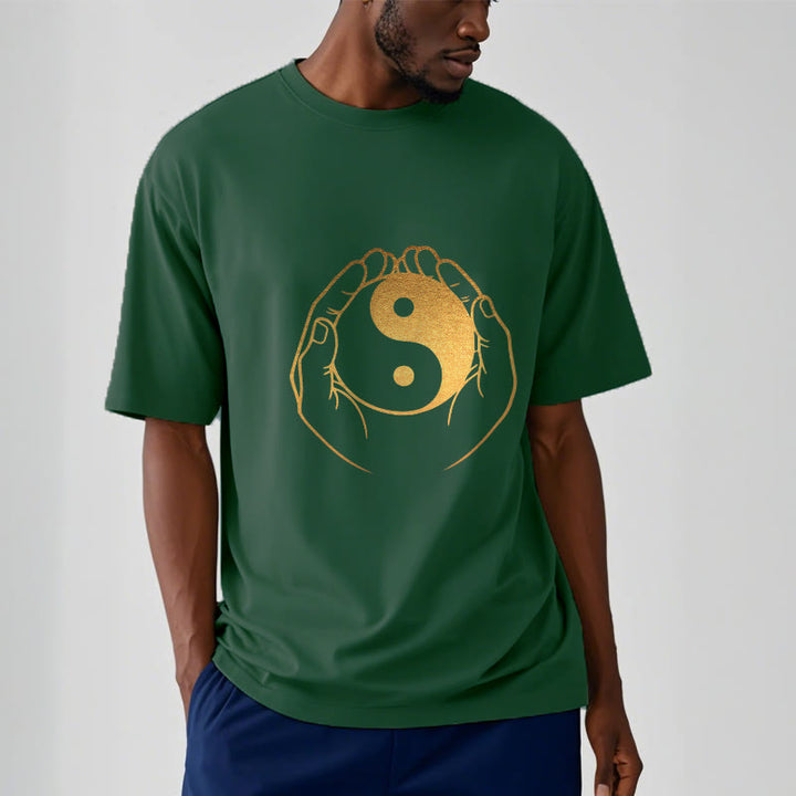 Camiseta con manos de Buddha Stones sosteniendo un Yin Yang dorado - image 6