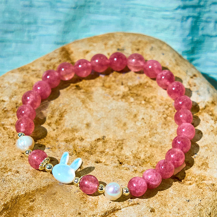 Pulsera curativa de Buddha Stones de cuarzo fresa, perla, gato y conejo - image 3