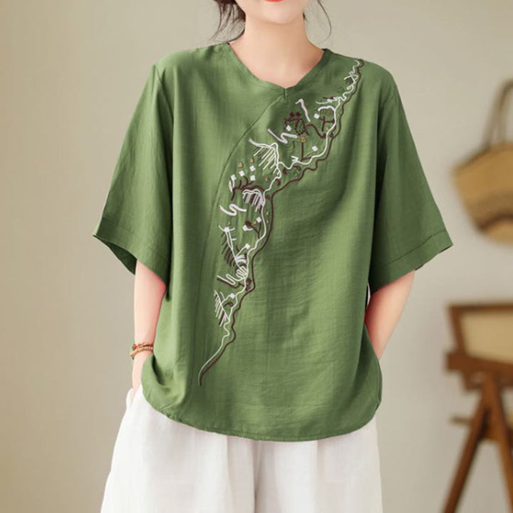 Camiseta de mujer con cuello redondo, manga corta y diseño geométrico bordado étnico con Buddha Stones - Verde bosque - US14, UK/AU18, EU46 (4XL) - image 0