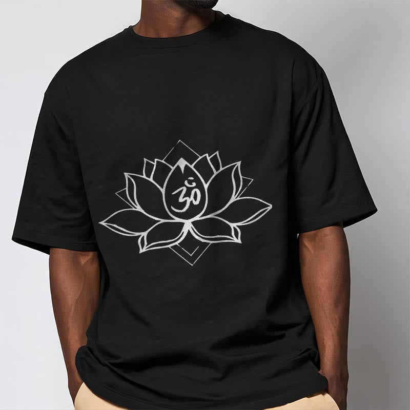 Camiseta de algodón con estampado sánscrito Om y loto floreciente de Buddha Stones - image 2