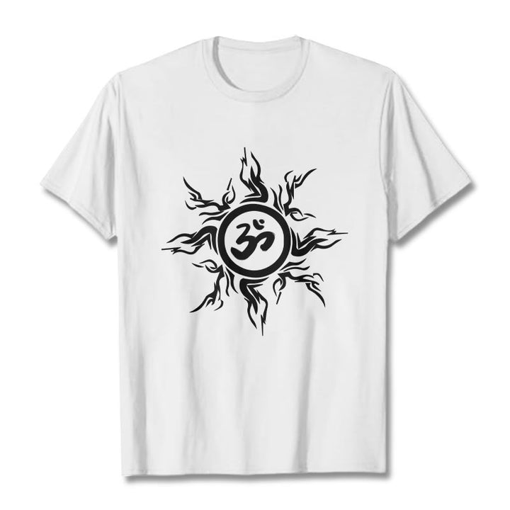 Camiseta de algodón con diseño de rayos de sol y Buddha Stones alrededor del símbolo Om - Blanco - 2XL - image 0