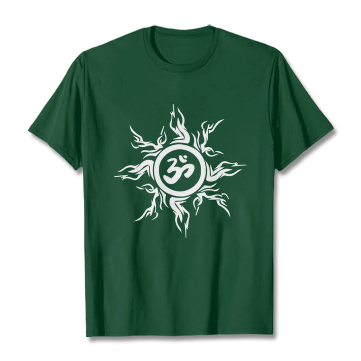 Camiseta de algodón con diseño de rayos de sol y Buddha Stones alrededor del símbolo Om - Verde bosque - 2XL - image 10