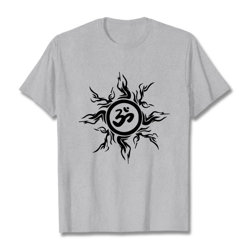 Camiseta de algodón con diseño de rayos de sol y Buddha Stones alrededor del símbolo Om - Gris claro - 2XL - image 19