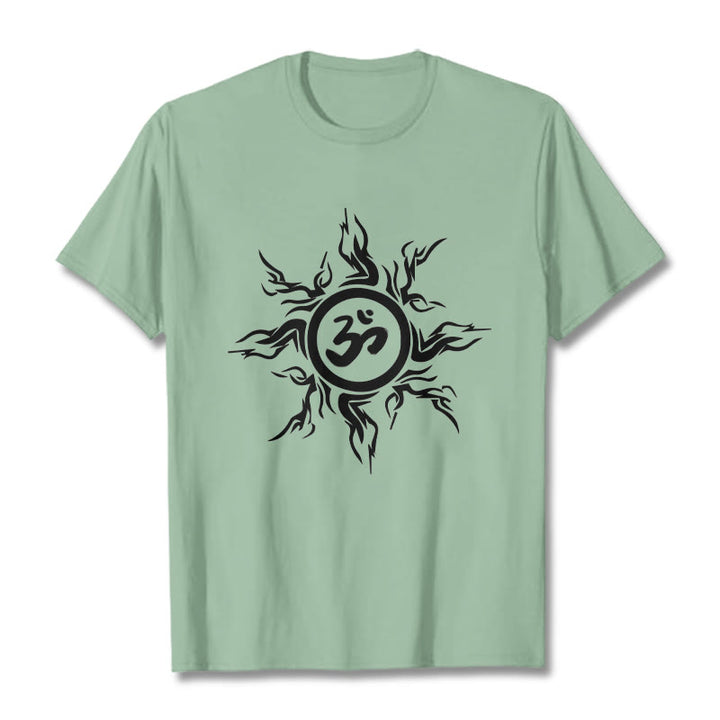 Camiseta de algodón con diseño de rayos de sol y Buddha Stones alrededor del símbolo Om - Verde pálido - 2XL - image 14