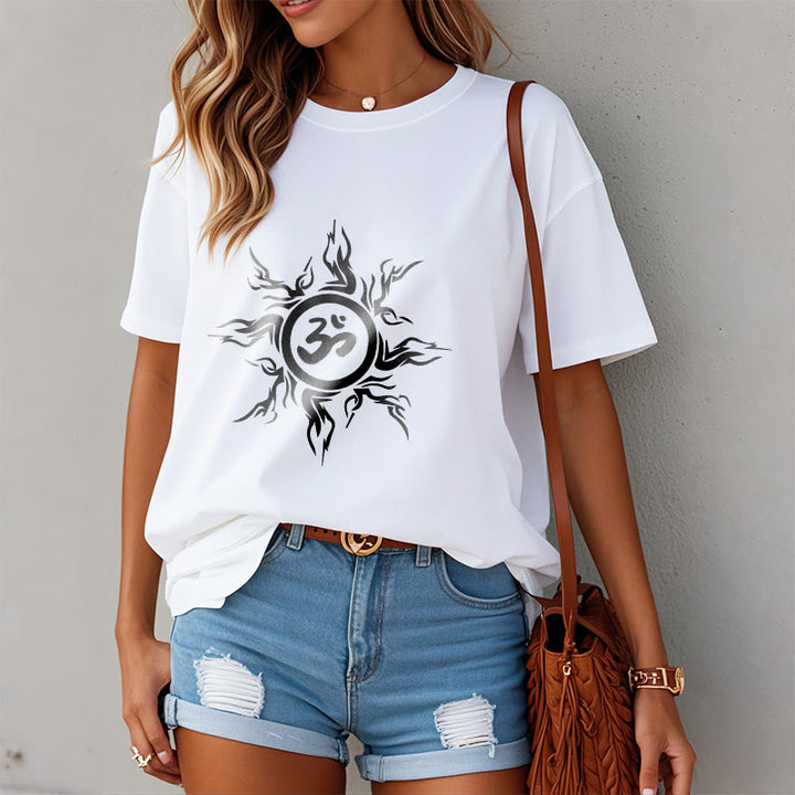 Camiseta de algodón con diseño de rayos de sol y Buddha Stones alrededor del símbolo Om - image 1