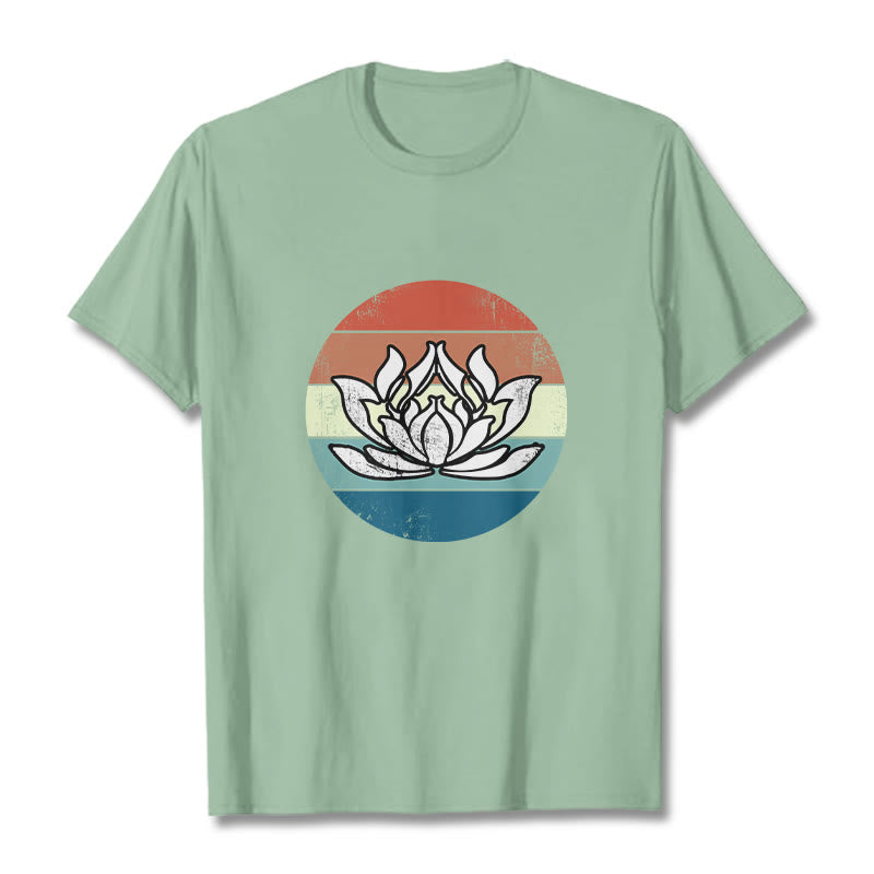 Camiseta de algodón con estampado de rayas coloridas y loto floreciente de Buddha Stones - Verde pálido - 2XL - image 14