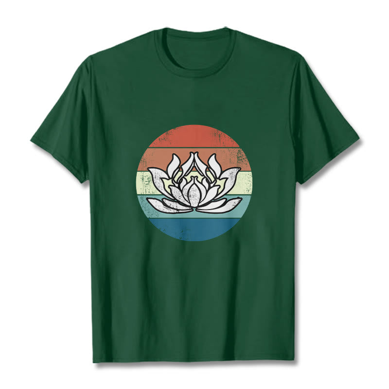 Camiseta de algodón con estampado de rayas coloridas y loto floreciente de Buddha Stones - Verde bosque - 2XL - image 10