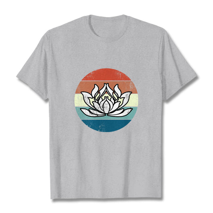 Camiseta de algodón con estampado de rayas coloridas y loto floreciente de Buddha Stones - Gris claro - 2XL - image 19