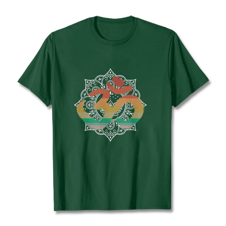 Camiseta de algodón con estampado de mandala sánscrito Om en degradado de colores y Buddha Stones - Verde bosque - 2XL - image 0