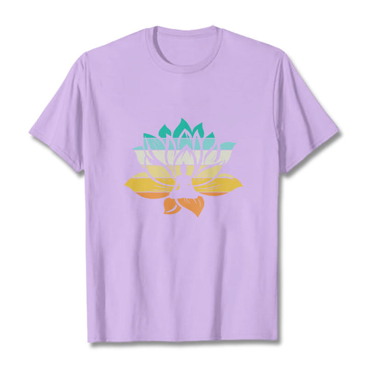 Camiseta de algodón con diseño de Buda meditando y flor de loto en degradado de Buddha Stones - Ciruela - 2XL - image 16